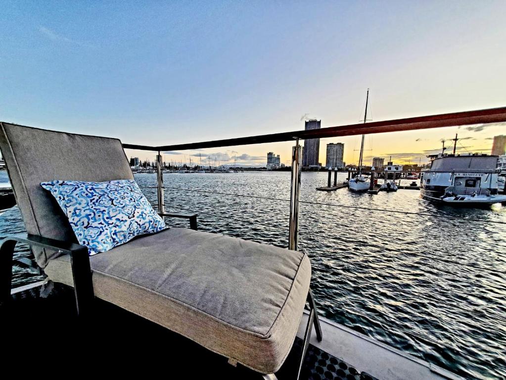 Gold Coast Floating Home, Beach, Restaurants, Pets