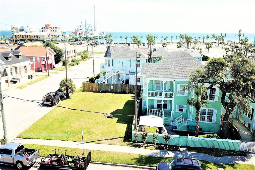 CasaAzul-2605B-Beach & Pleasure Pier a block away