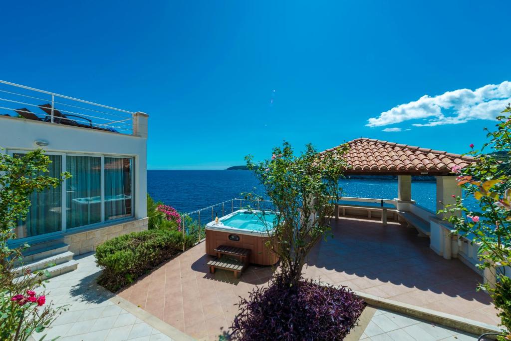 Villa Vacanza Dubrovnik - Five Bedroom Villa with Private Sea Access