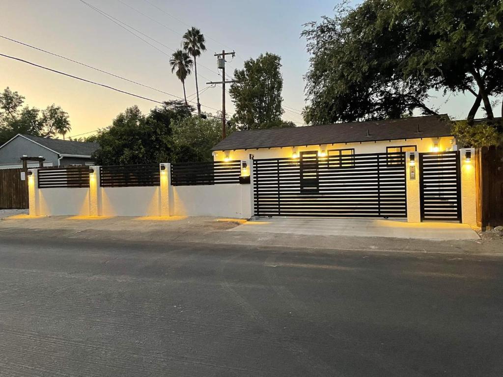 Gated private house with own parking Sherman Oaks