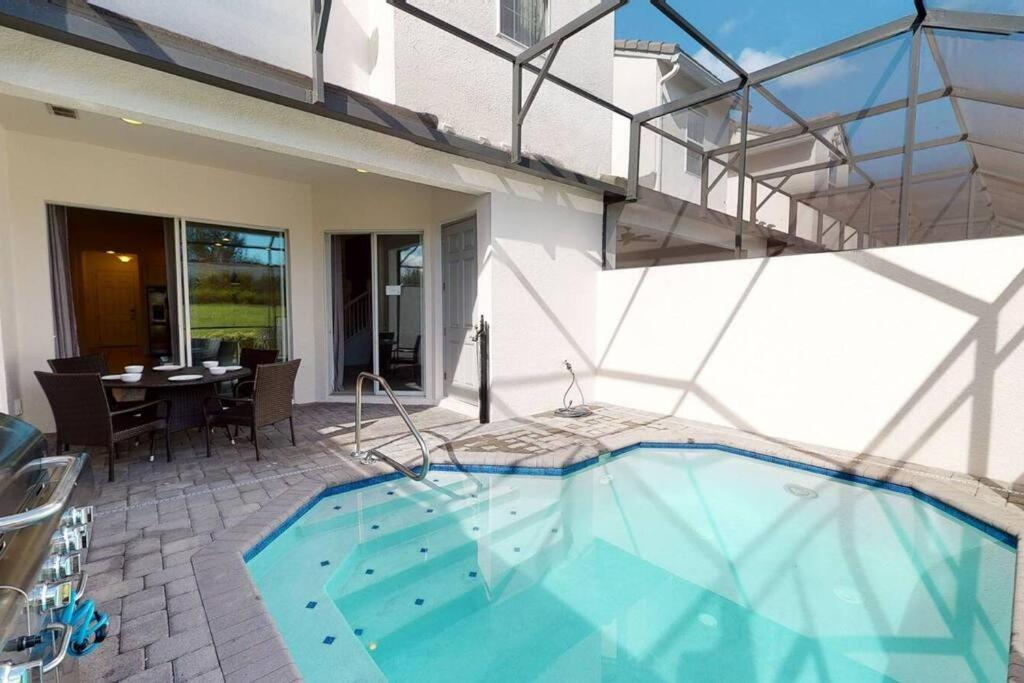 Beautiful townhouse with pool close to Disney