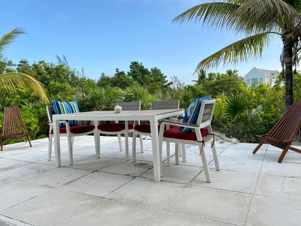 SeaSide Townhome, Spacious 2br 3bath Leeward Grace Bay, Providenciales, walk to beach