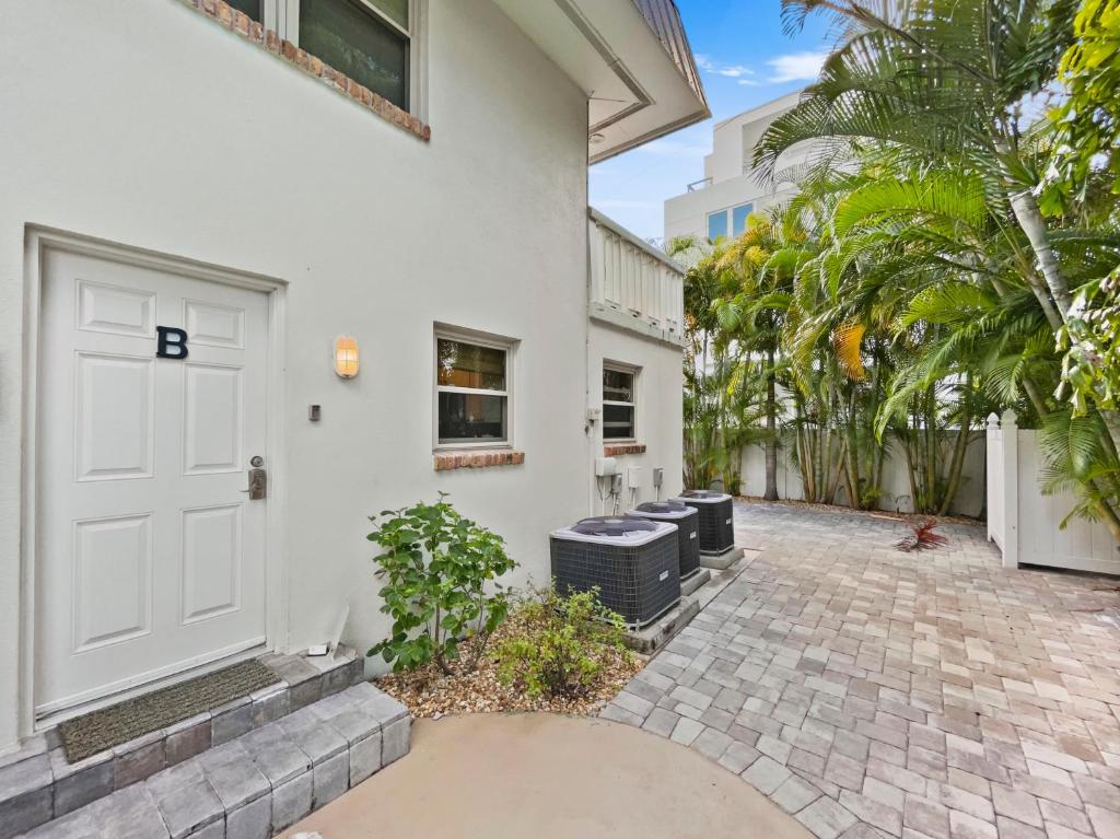 Walk to Beach, Updated Condo, Private Patio and Grill