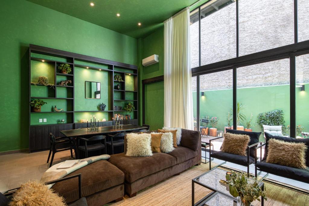 Colorful & Lively Centro Gem 5BR, Rooftop Patio