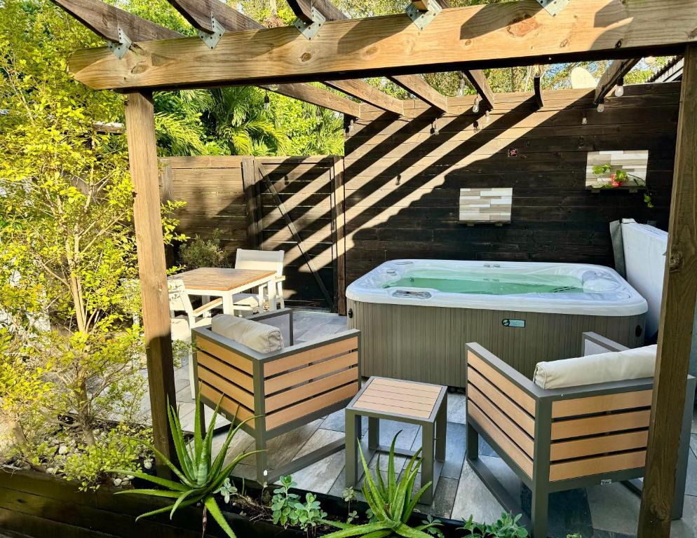 HOT TUB HOUSE ON GOLF COURSE! 10 MINs TO THE BEACH