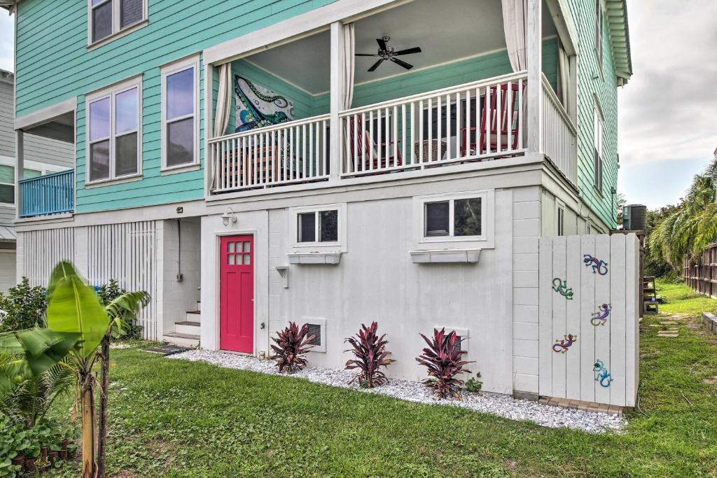 Bright Tybee Island Townhome - Walk to the Beach!