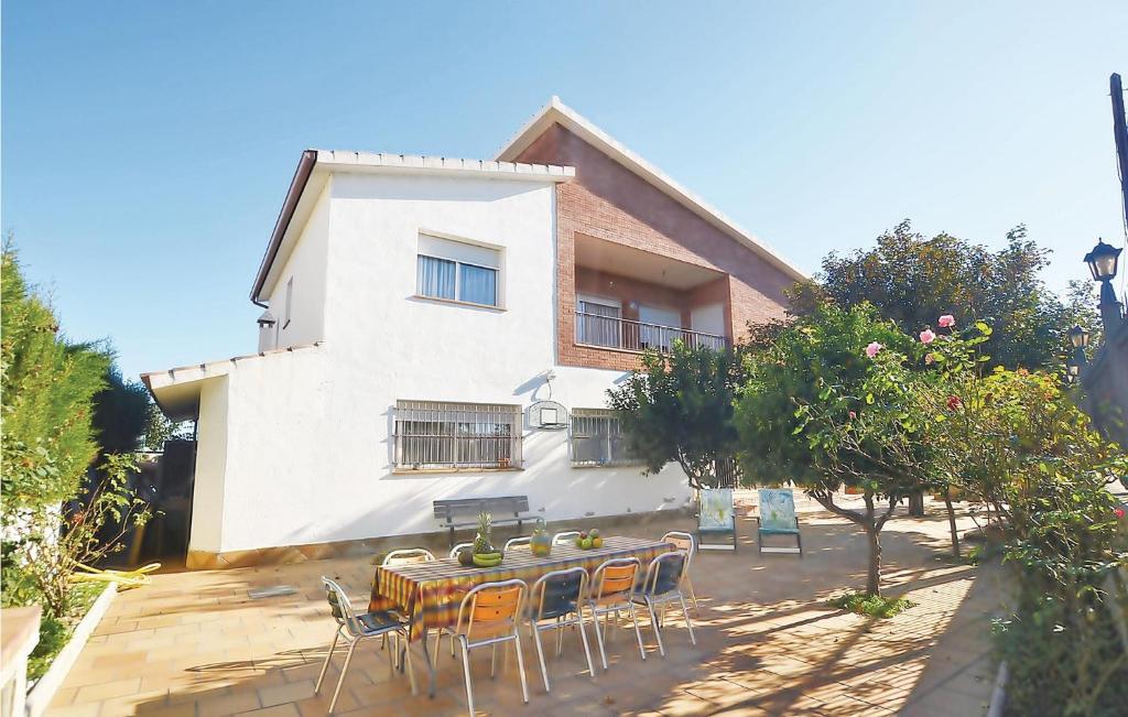 Amazing home in Santa Susanna with 7 Bedrooms and WiFi