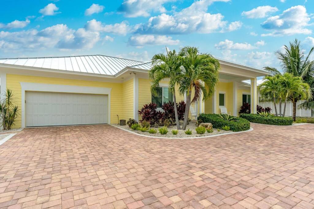 Beautiful Newer Home 4 Bedroom 4 Bathroom W/ Pool, Single Level no stairs to Climb with Dock