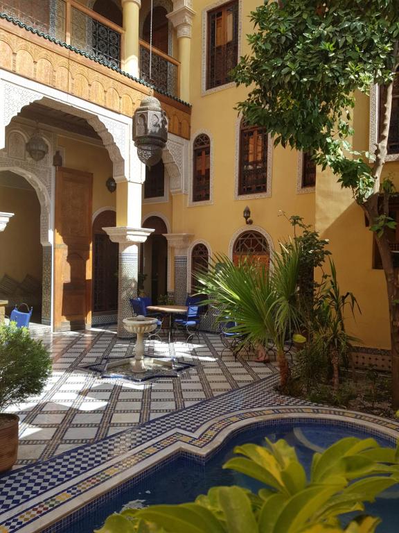 Riad Layalina Fes 7 Chambres & 18 Personnes Piscine, Parking, Vue & Wifi au Pied Medina