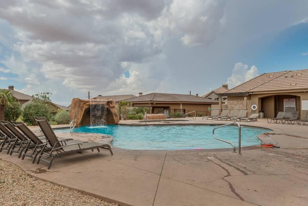 Canyon Oasis - 4 bed home in Coral Ridge!