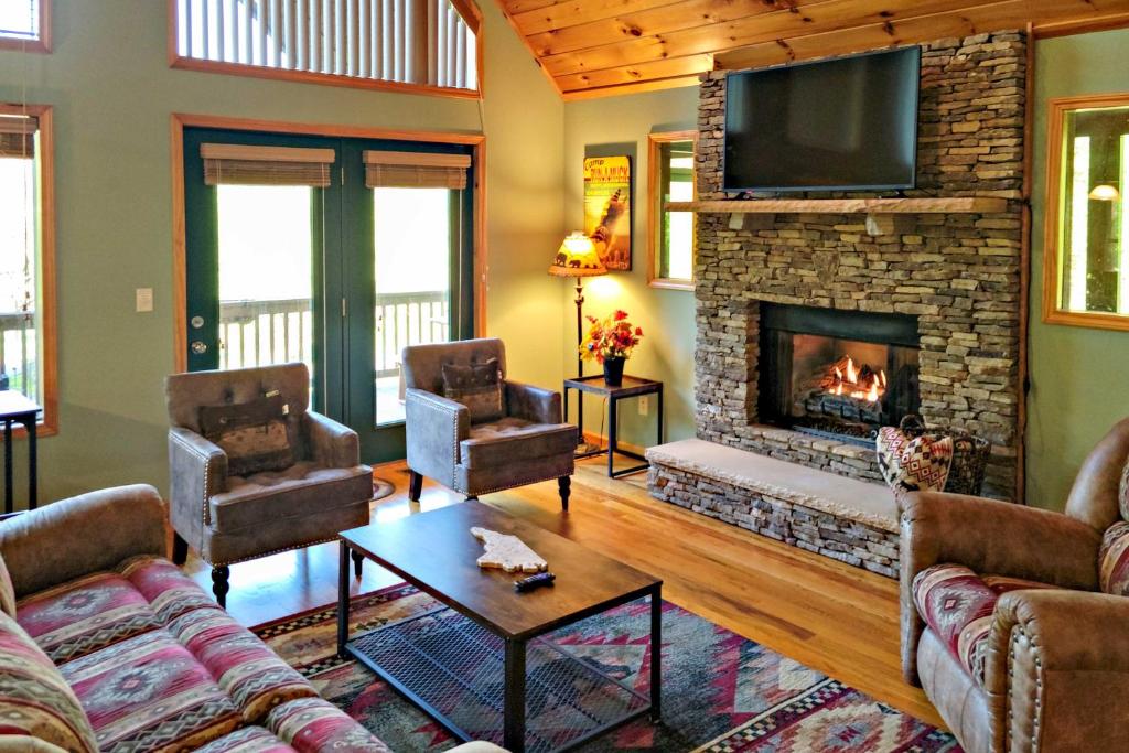 Beautiful Smoky Mountain Chalet with Game Room!