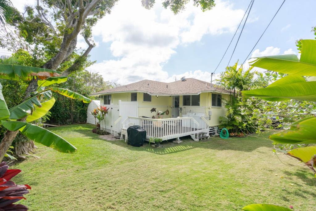 Vintage Hawai'ian style beach home with 2 bedrooms AC